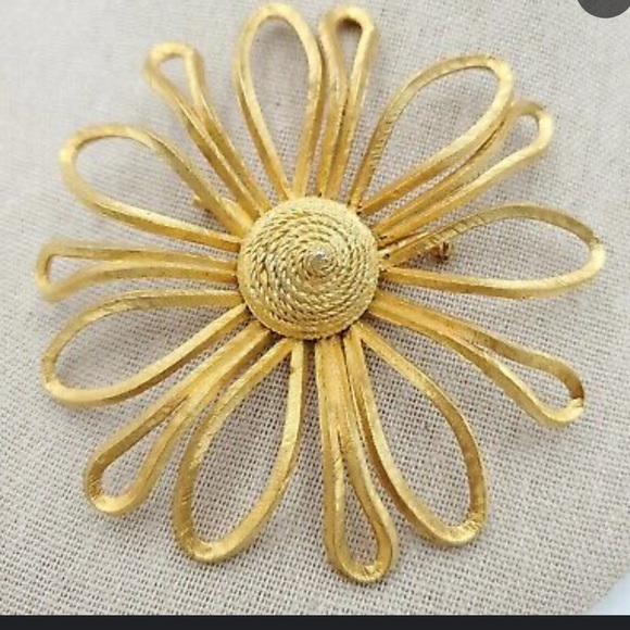 Vintage Large Unsigned Coro Brushed Gold-Tone Flower Daisy Open Work Brooch - Picture 16 of 17